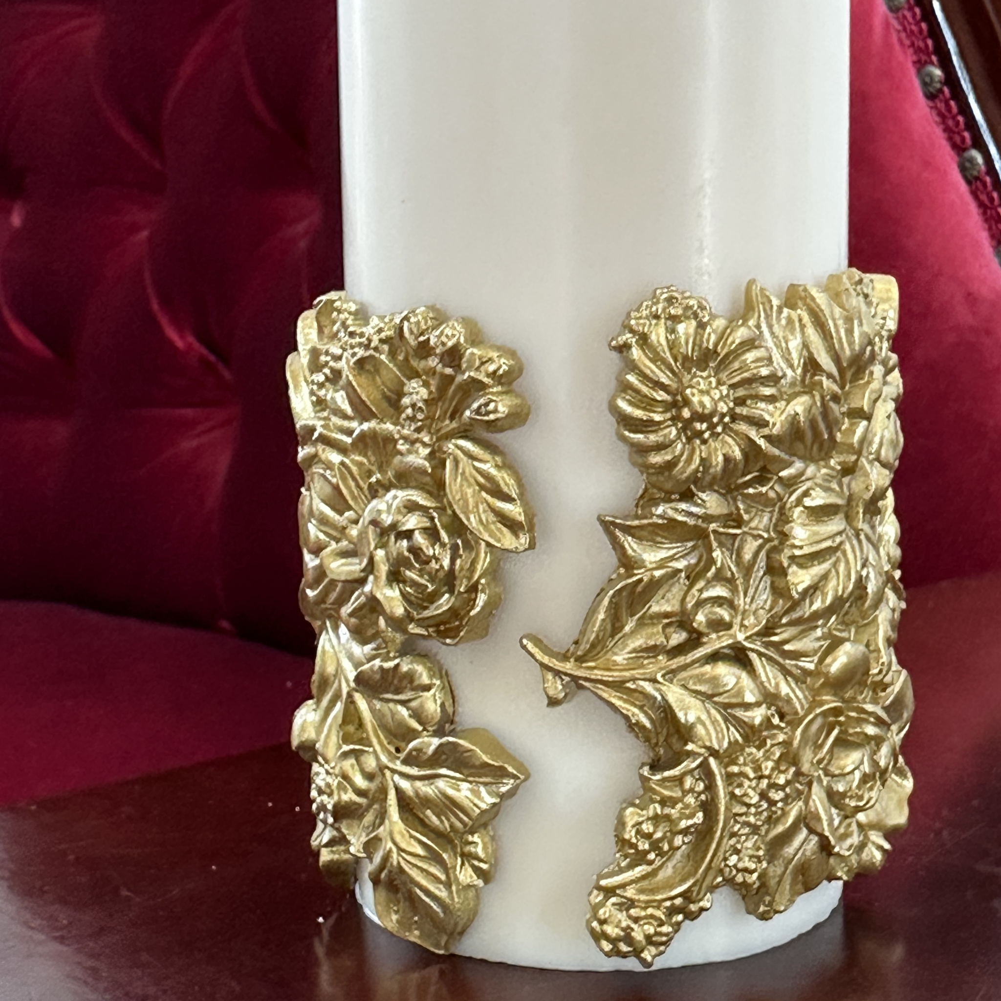 Świeca Pillar L Kwiaty Gold